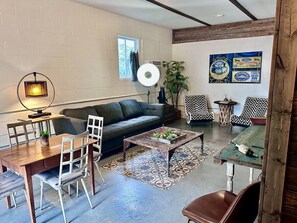 TV - Historic Rumpel Kammer | Compound (Fredericksburg)