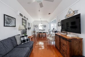 TV, books - Town Creek Haus - Close to Wineries and Main! (Fredericksburg)