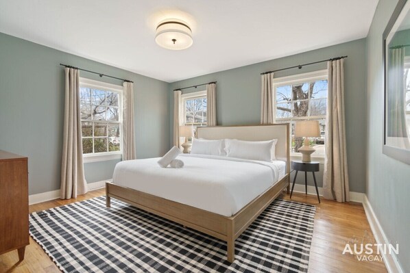 3 bedrooms, desk, iron/ironing board, free WiFi - Elegant Escape | Gourmet Kitchen + Outdoor Living (Austin)