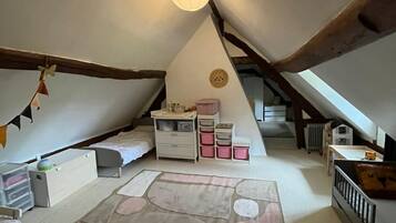 3 bedrooms, desk, iron/ironing board, travel crib