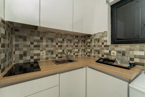 Kamar Double Deluks | Dapur pribadi | Lemari es kecil dan peralatan masak/sendok-piring