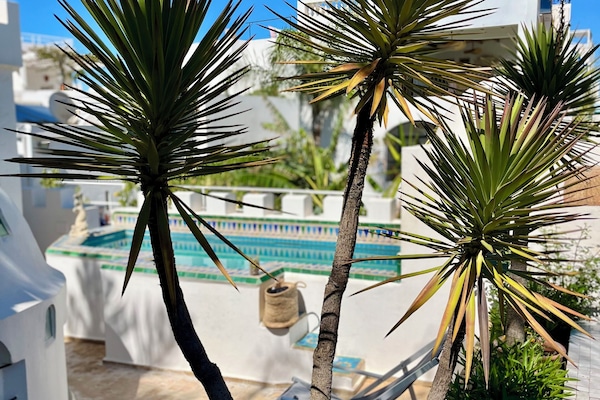 Outdoor pool, pool umbrellas, sun loungers