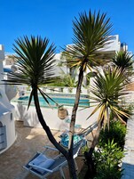 Outdoor pool, pool umbrellas, sun loungers