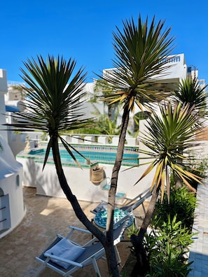 Outdoor pool, pool umbrellas, sun loungers