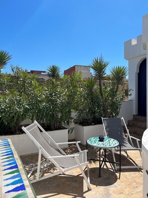 حمّام سباحة خارجي، مظلات على حمّام السباحة، مقاعد للتشمس