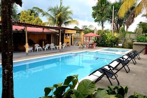 13 piscinas externas