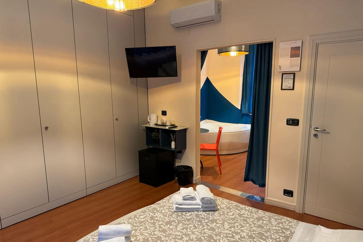 Premium tweepersoonskamer | Luxe beddengoed, donsdekens, bedden met traagschuimmatrassen