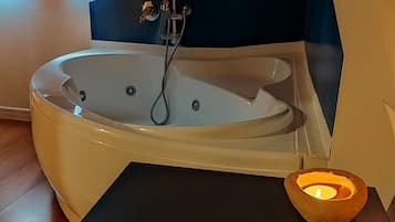 Suite Familiale | Bain à remous privé
