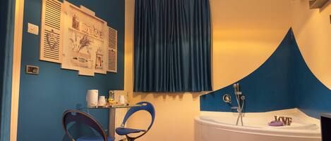 Family Suite | Private spa tub