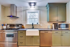 Microwave, oven, stovetop, dishwasher - Orange Cottage w/ Hiking Access: 1 Mi to Lake Anna (Orange)