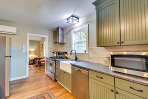 Een microgolfoven, een oven, een kookplaat, een vaatwasser