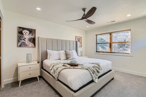 Leilighet, 3 soverom | 3 soverom, skrivebord for bærbar PC og strykejern/-brett