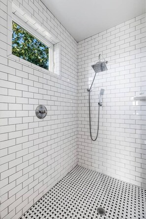 Douche, séchoir à cheveux, serviettes fournies