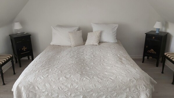 1 bedroom, desk, iron/ironing board, WiFi