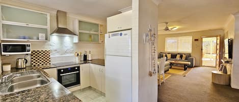 Kühlschrank, Mikrowelle, Ofen, Toaster