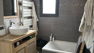 Een douche, een haardroger, handdoeken, zeep