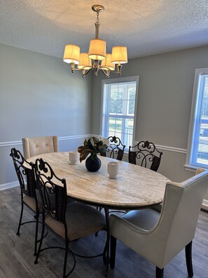 Dining - Beautiful in town accommodations, spacious, private backyard.  (Glennville)