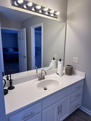 Serviettes fournies, savon, papier de toilette