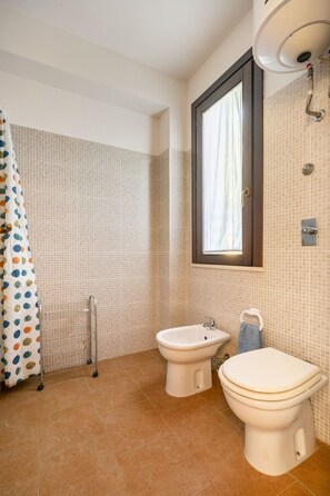 Dusche, Haartrockner, Bademäntel, Bidet