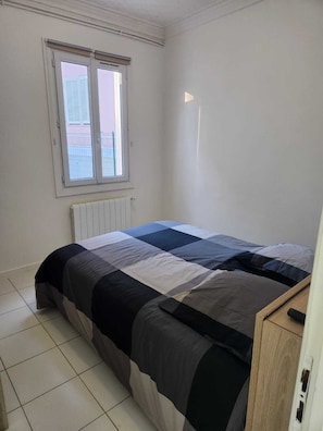 1 habitación, tabla de planchar con plancha y ropa de cama 