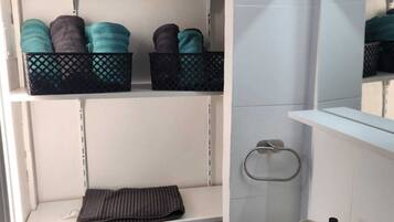 Dusche, Haartrockner, HandtĂŒcher