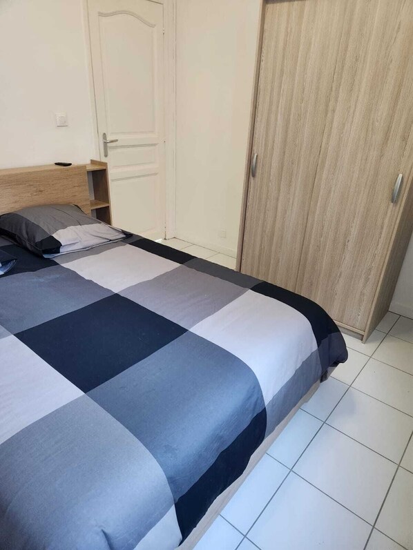 1 chambre, fer et planche à repasser, draps fournis