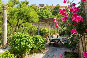 Outdoor dining - Dvori With Garden, Free Parking Next To Sea (Dubrovnik)