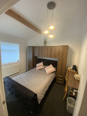 3 bedrooms, iron/ironing board, WiFi, bed sheets - Perfect Bungalow House with 3 bedrooms and 2 bath & Good Links to City Centre ! (Openshaw)