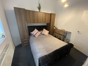 3 habitaciones, tabla de planchar con plancha, wifi y ropa de cama 