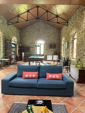 المنشأة من الداخل