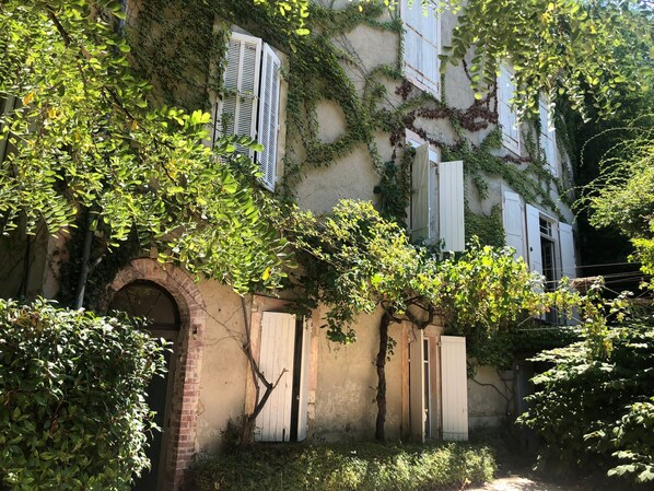 تفاصيل الفندق من الخارج