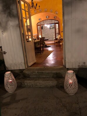 المنشأة من الداخل