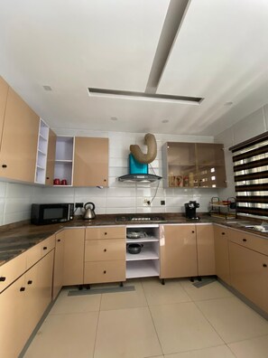 Apartment | Private kitchen | Fridge, microwave, oven, stovetop - Furnised 3 Bedroom Apartment Oniru, Lagos (Lagos)