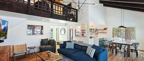 Televisión y chimenea