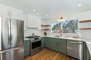 ثلاجة، ميكروويف، فرن، موقد طهي مسطح