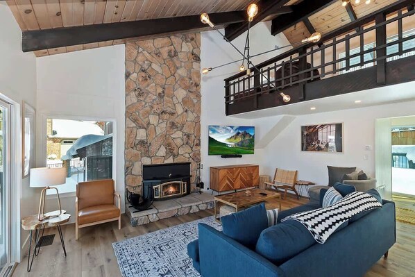 TV, caminetto, impianto stereo