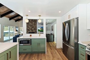 Réfrigérateur, four à micro-ondes, un four, surface de cuisson