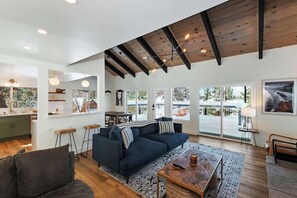 TV, fireplace - Newly Renovated Cozy Eagle w/Lake Views and Spa (Big Bear Lake)