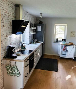 Fridge, oven, stovetop, dishwasher