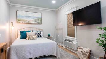 1 slaapkamer, een kluis op de kamer, een strijkplank/strijkijzer