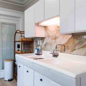 Ducha, secador de pelo, toallas y jabón