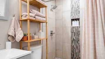 Douche, sèche-cheveux, serviettes fournies, savon