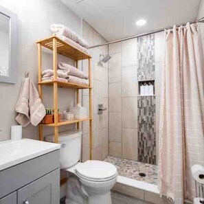 Douche, sèche-cheveux, serviettes fournies, savon