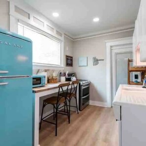 Jääkaappi, mikroaaltouuni, uuni, liesi