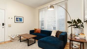 TV connectée, livres, chaîne hi-fi