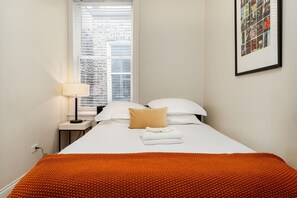 2 slaapkamers, een bureau, een strijkplank/strijkijzer, gratis wifi