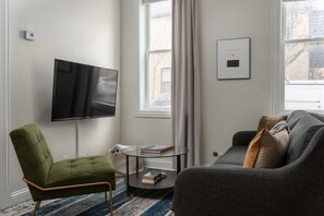 Televisor intel·ligent i llibres 