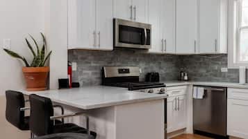 Réfrigérateur, micro-ondes, four, plaque de cuisson