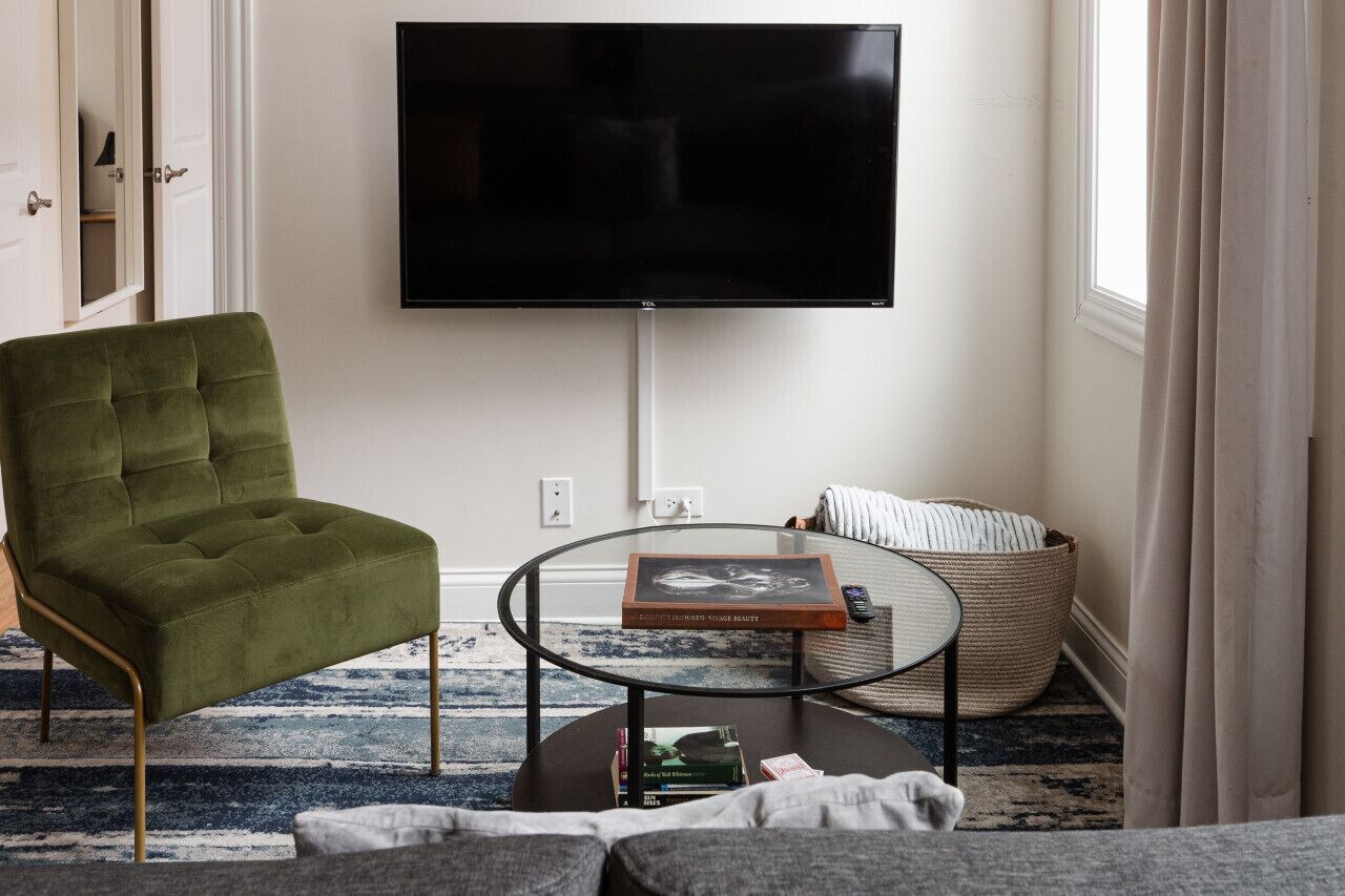 Een smart-tv en boeken