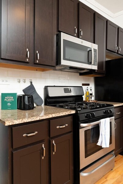 Flexhome Ukrainian Village 2BR D1